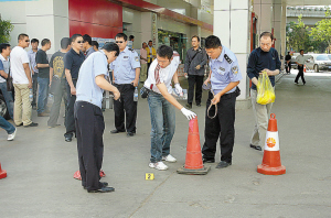 兩男持槍劫油站 開了兩槍沒搶到錢