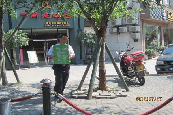 夏日送清涼，光電路站慰問(wèn)交巡警