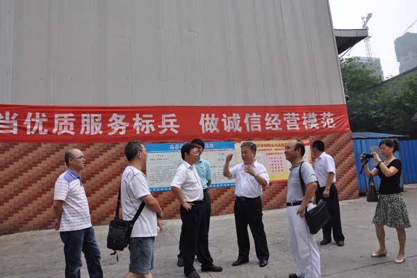 市、區(qū)商委領(lǐng)導(dǎo)蒞臨我司光電路站檢查指導(dǎo)工作