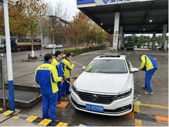 加油站推出全新服務(wù)——人工洗車 以適應(yīng)環(huán)境變化和市場需求