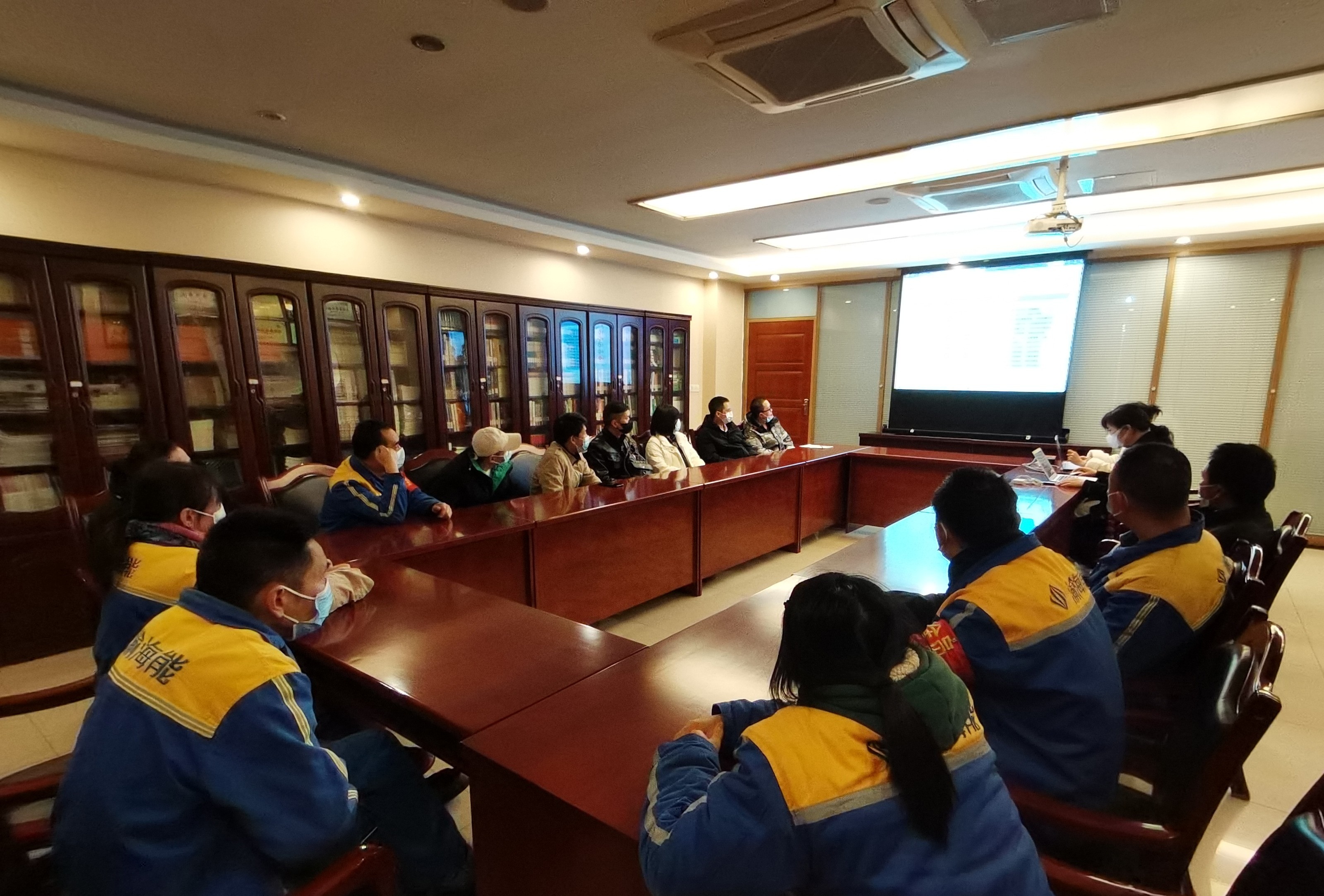 以警示為載體，強(qiáng)化崗位職責(zé)