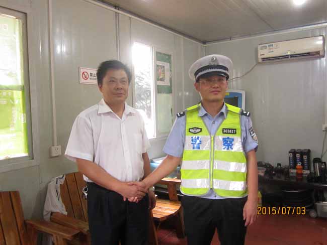 夏日送清涼，光電路站慰問交巡警