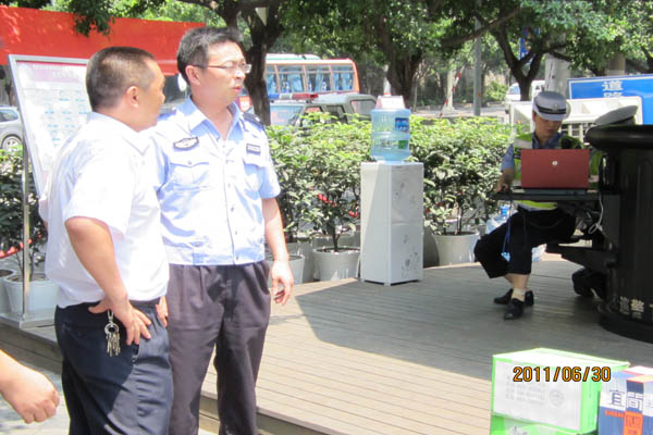 光電路站慰問交巡警平臺，送去一片清涼