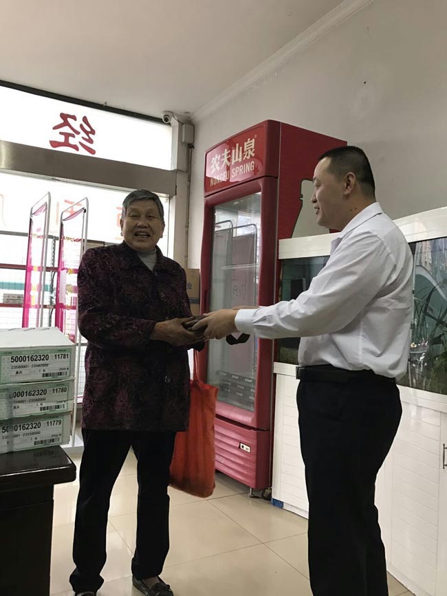 光電路站關于余俊波拾金不昧獎勵通報