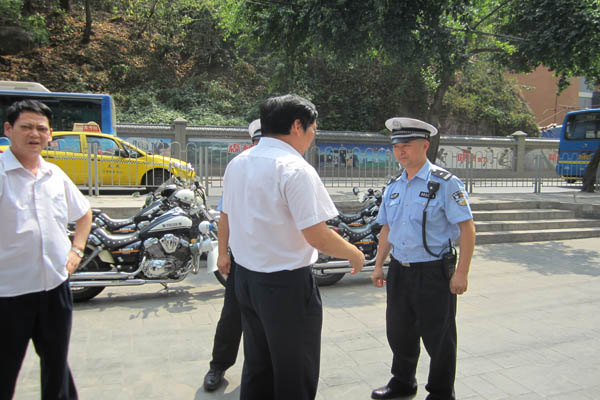 軒能站再次慰問交巡警平臺，送去清涼一片